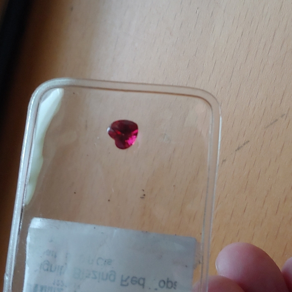 Blazing red topaz .9ct Heart shaped - Picture 3 of 3